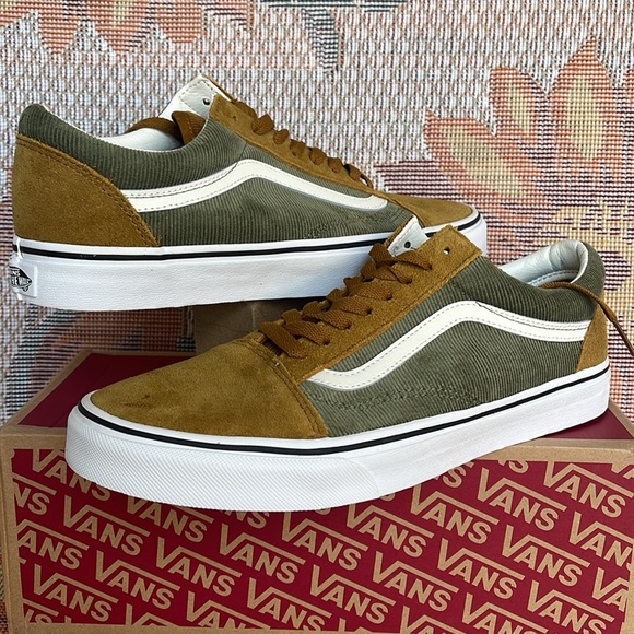 Vans Men’s Old Skool
Mini Cord Green/Brown
VN000ZNIT20A
Sneakers - Picture 9 of 16